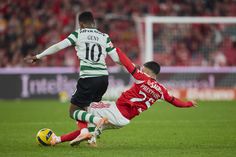 A 'tesourada' de Prestianni em Geny Catamo - Foto: IMAGO