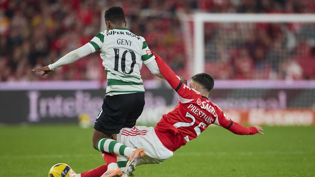 A 'tesourada' de Prestianni em Geny Catamo - Foto: IMAGO