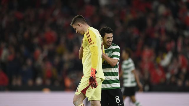 O momento de Pedro Gonçalves com Trubin - Foto: Sérgio Miguel Santos