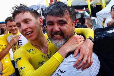 Tadej Pogacar e Joseba Elguezabal após uma das vitórias do esloveno em etapas da Volta a França (D.R.)