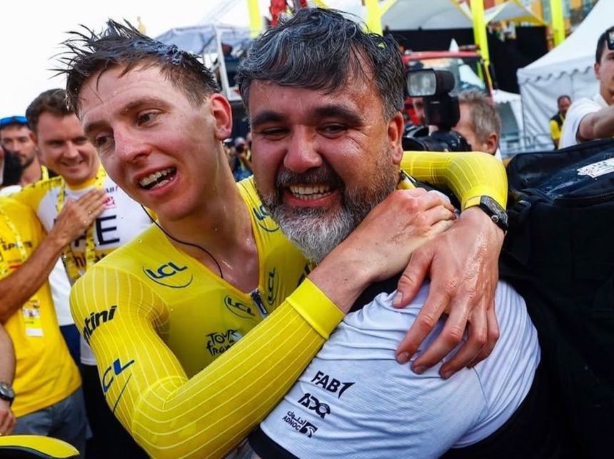 Tadej Pogacar e Joseba Elguezabal após uma das vitórias do esloveno em etapas da Volta a França (D.R.)