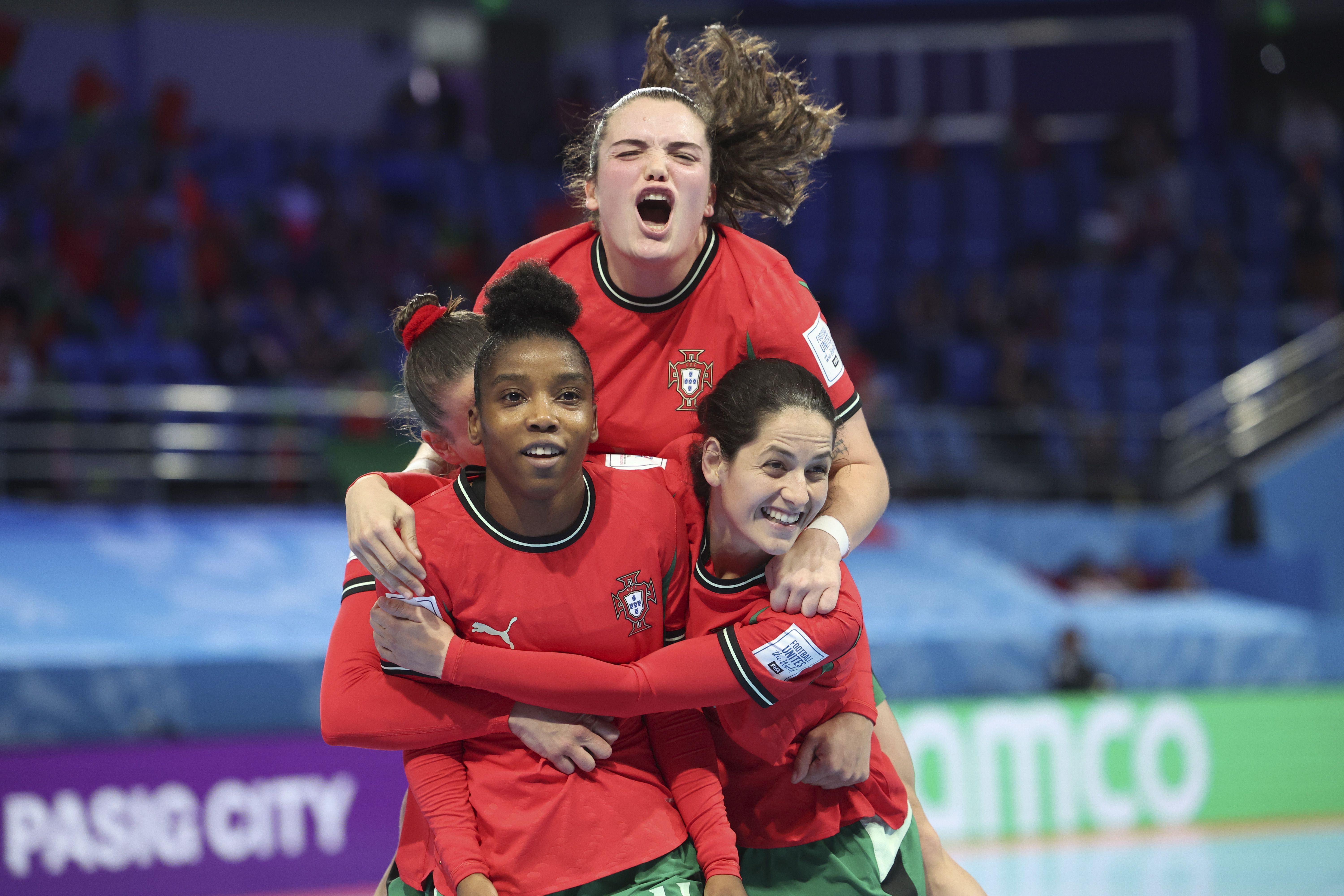 Lídia Moreira, Kika e Kaká após vitória de Portugal sobre a Argentina no Mundial de futsal
