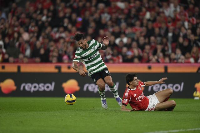 Luis Suárez tirou António Silva, do Benfica, mas Otamendi conseguiu compensar o colega - Foto: Sérgio Miguel Santos