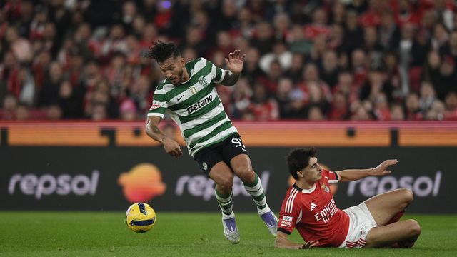 Luis Suárez tirou António Silva, do Benfica, mas Otamendi conseguiu compensar o colega - Foto: Sérgio Miguel Santos