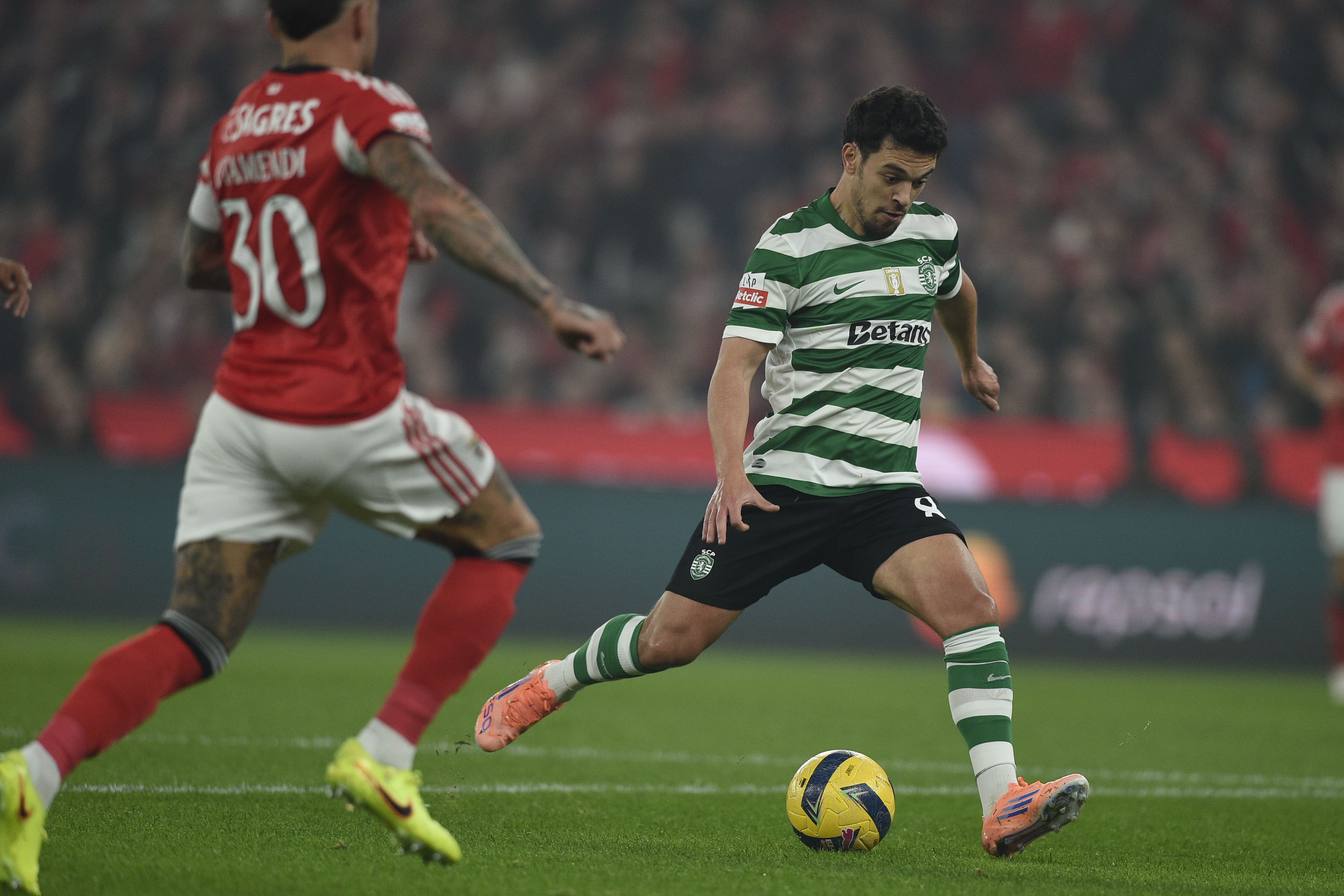 Pedro Gonçalves vai rematar para o golo do Sporting depois de receber passe de Hjulmand — Foto: Sérgio Miguel Santos