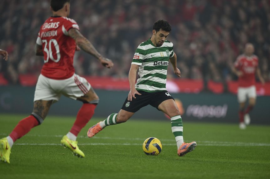 Pedro Gonçalves vai rematar para o golo do Sporting depois de receber passe de Hjulmand — Foto: Sérgio Miguel Santos