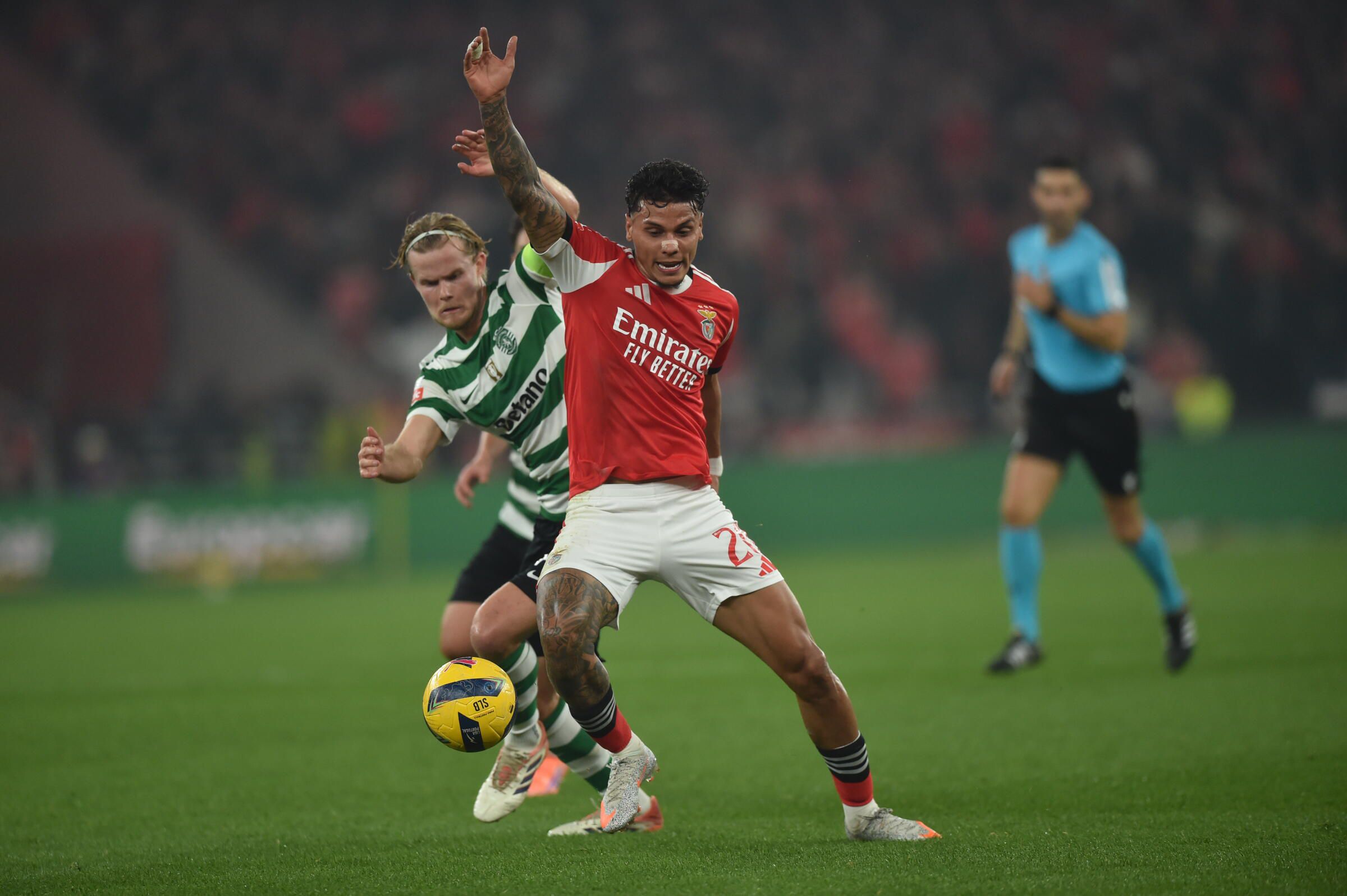 Hjulmand e Richard Ríos lutam pela bola - Foto: Miguel Nunes