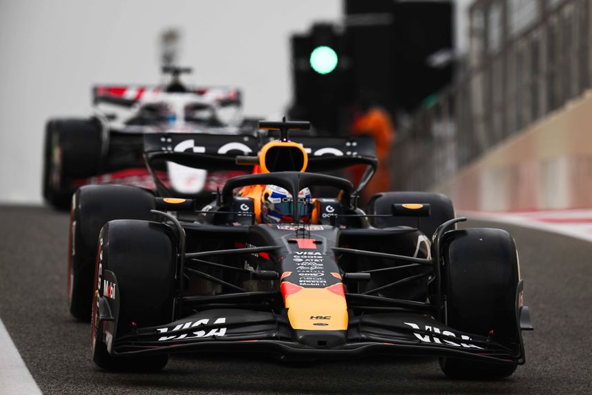 Max Verstappen, no seu carro Red Bull, em Abu Dhabi