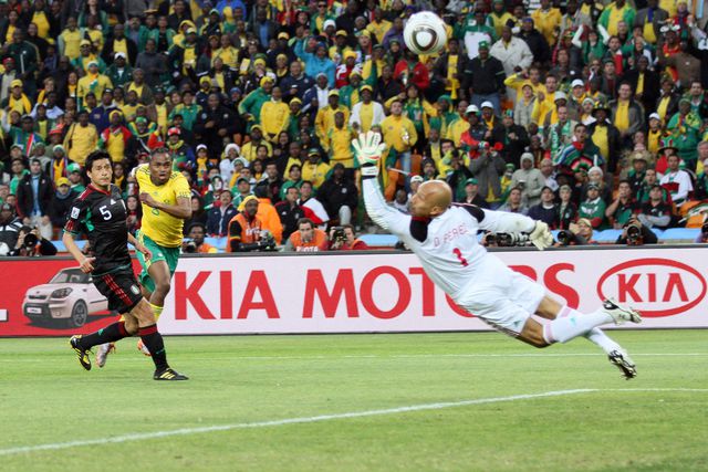Golo inaugural do Mundial 2010 de Siphiwe Tshabalala, extremo sul-africano, frente ao México