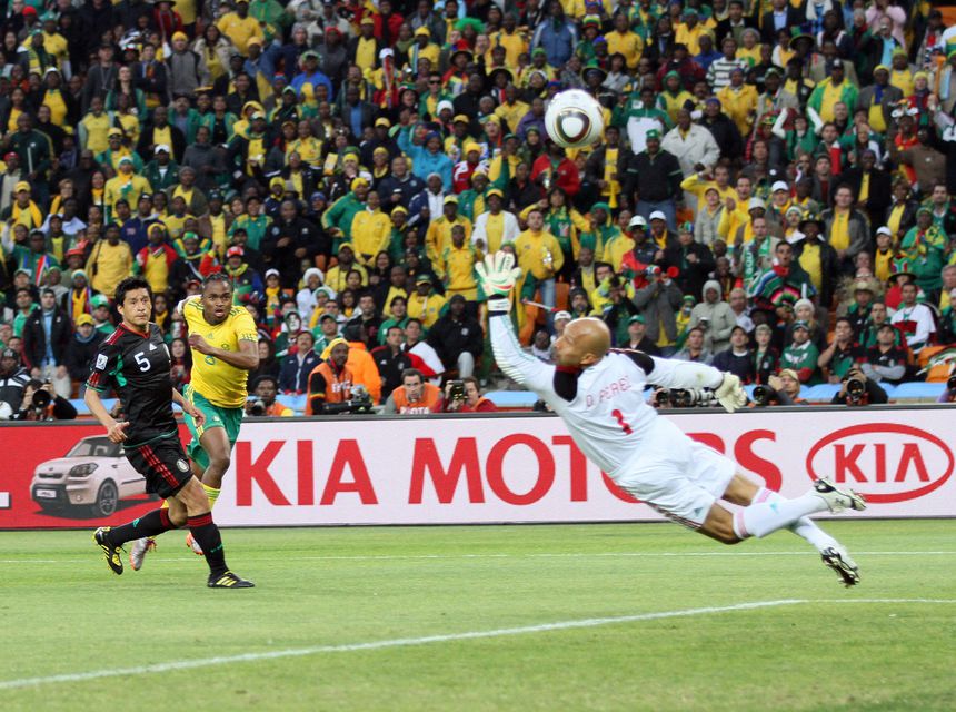 Golo inaugural do Mundial 2010 de Siphiwe Tshabalala, extremo sul-africano, frente ao México