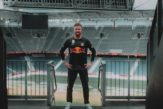 Salzburgo oficializa guarda-redes que Schmidt queria no Benfica