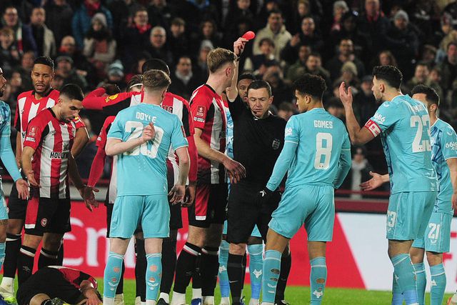 Cartão vermelho... redondo no Brentford-Wolverhampton causou surpresa