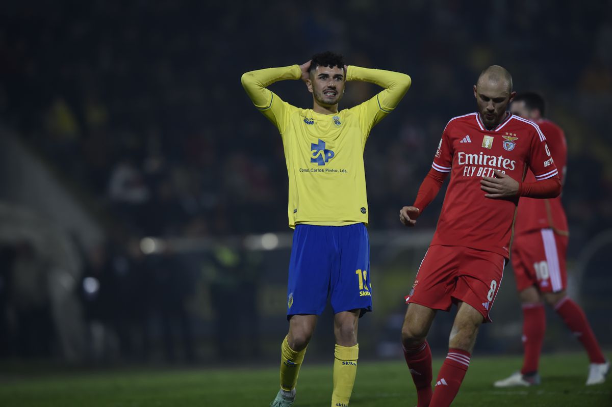 Top Performance: Spanish Striker Mujica Threatens Benfica – Arouca vs. Benfica Match Recap