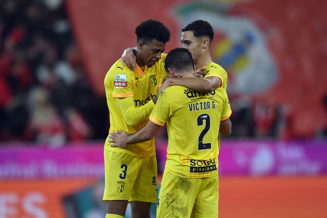 Robson Bambu, na imagem à esquerda, fez o segundo golo no 2-1 do SC Braga no Estádio da Luz frente ao Benfica e é abraçado por mais dois companheiros de equipa, um deles Victor Gomez