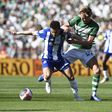 Pepê, do FC Porto, e Hjulmand, do Sporting, lutam pela posse de bola durante a final da Taça de Portugal da última época que os azuis e brancos conquistaram graças à vitória, por 2-1, após prolongamento