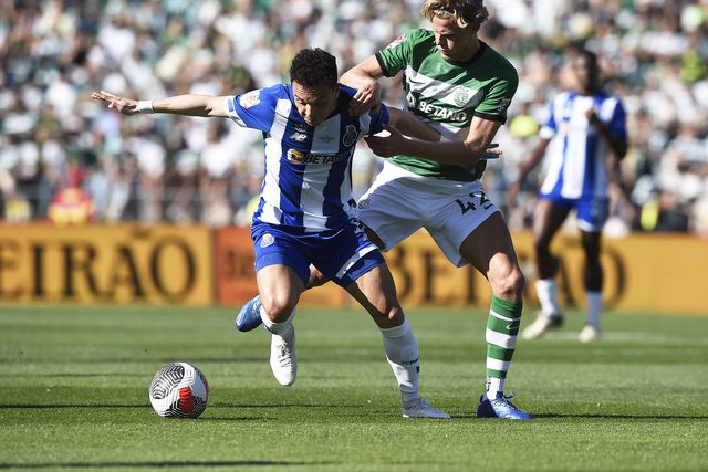 Pepê, do FC Porto, e Hjulmand, do Sporting, lutam pela posse de bola durante a final da Taça de Portugal da última época que os azuis e brancos conquistaram graças à vitória, por 2-1, após prolongamento