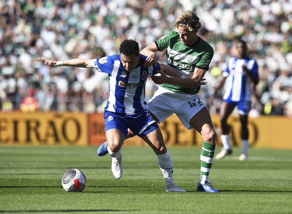 Pepê, do FC Porto, e Hjulmand, do Sporting, lutam pela posse de bola durante a final da Taça de Portugal da última época que os azuis e brancos conquistaram graças à vitória, por 2-1, após prolongamento