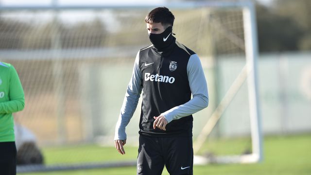 Gonçalo Inácio quase incógnito no treino do Sporting (foto: Miguel Nunes)