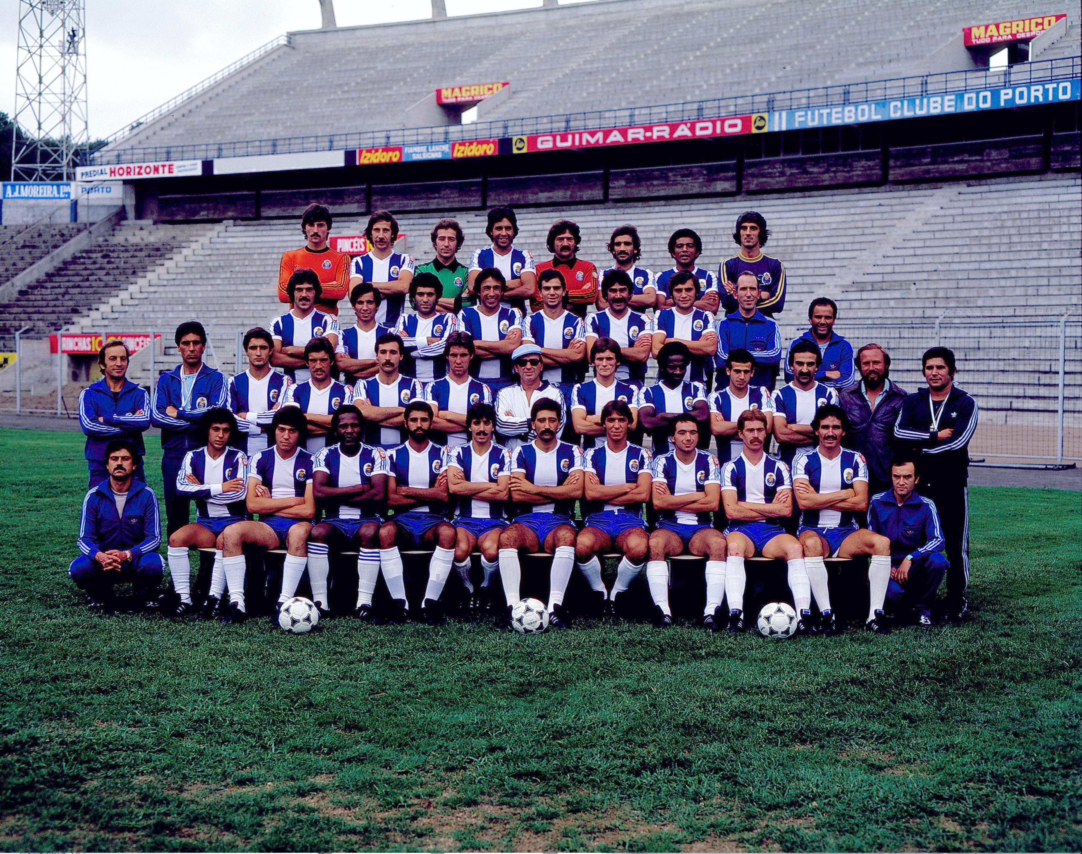 Uma foto de família nas Antas, com Pedroto rodeado de grandes referências do FC Porto no final da década de 1970 (FOTO: A BOLA)
