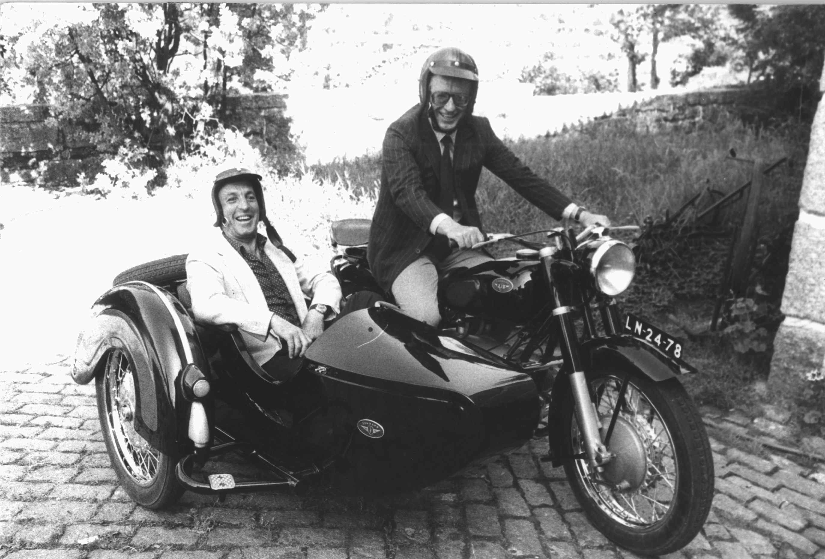 Pedroto com o seu fiel adjunto, António Morais. Vítima de acidente rodoviário 1 dia 1 de julho de 1989, Morais comandou a equipa na final da Taça das Taças, a 16 de maio de 1984, perdida para a Juventus por  2-1