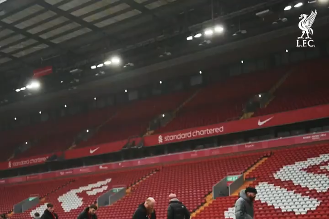 Assim se limpou a neve em Anfield para o Liverpool-Manchester United
