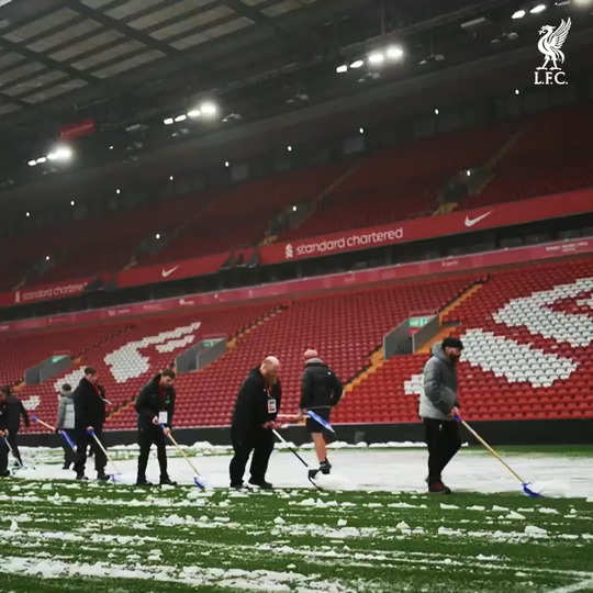 Assim se limpou a neve em Anfield para o Liverpool-Manchester United