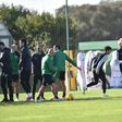 Praxe ao aniversariante João Simões no treino do Sporting (foto: Miguel Nunes)