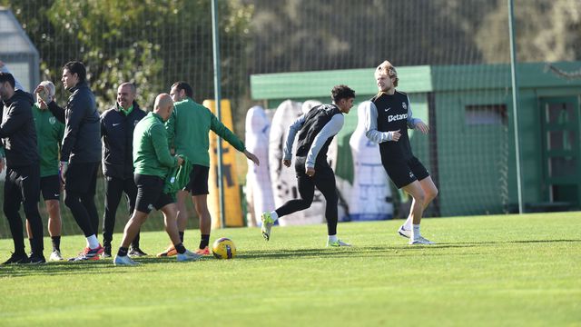 Praxe ao aniversariante João Simões no treino do Sporting (foto: Miguel Nunes)