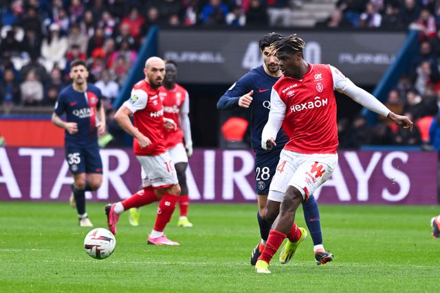 Emmanuel Agbadou, defesa do Reims, cumprimenta João Neves e Bradley Barcola, do Lyon