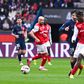 Emmanuel Agbadou, defesa do Reims, cumprimenta João Neves e Bradley Barcola, do Lyon