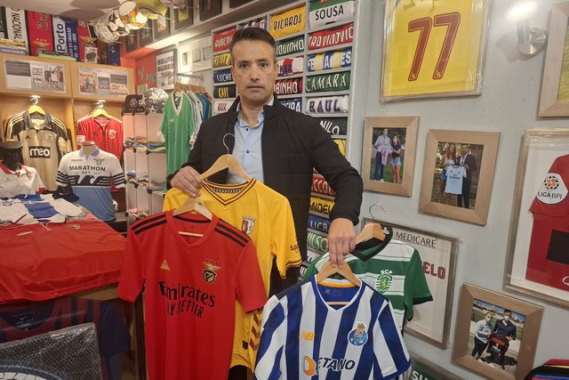 Antigo futebolista amador tem hoje um espaço absolutamente sagrado e que reúne cerca de um milhar de camisolas de clubes e jogadores de todo o mundo