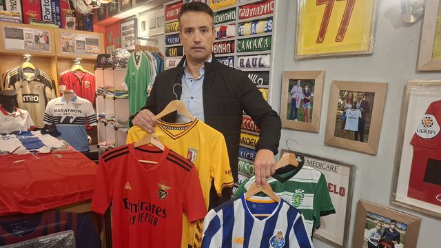 Antigo futebolista amador tem hoje um espaço absolutamente sagrado e que reúne cerca de um milhar de camisolas de clubes e jogadores de todo o mundo