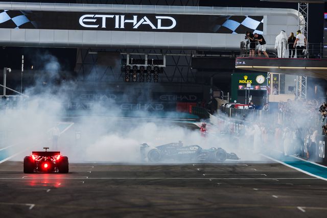Lewis Hamilton a fazer peões em Abu Dhabi nos Emirados na despedida da Mercedes