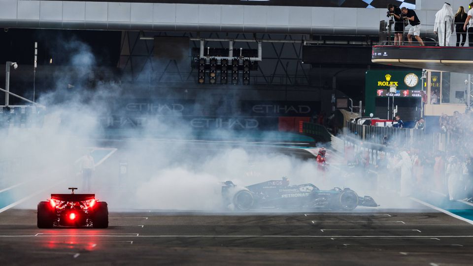 Lewis Hamilton a fazer peões em Abu Dhabi nos Emirados na despedida da Mercedes