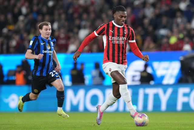 Rafael Leão dribla Nicolò Barella na final da supertaça italiana