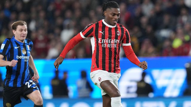 Rafael Leão dribla Nicolò Barella na final da supertaça italiana