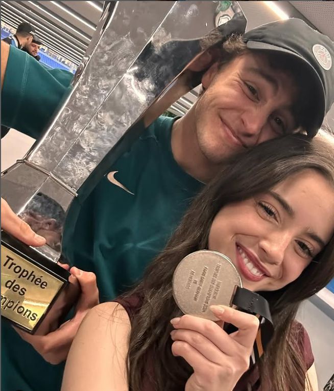 Madalena Aragão e João Neves com medalha e troféu (Instagram Madalena Aragão)