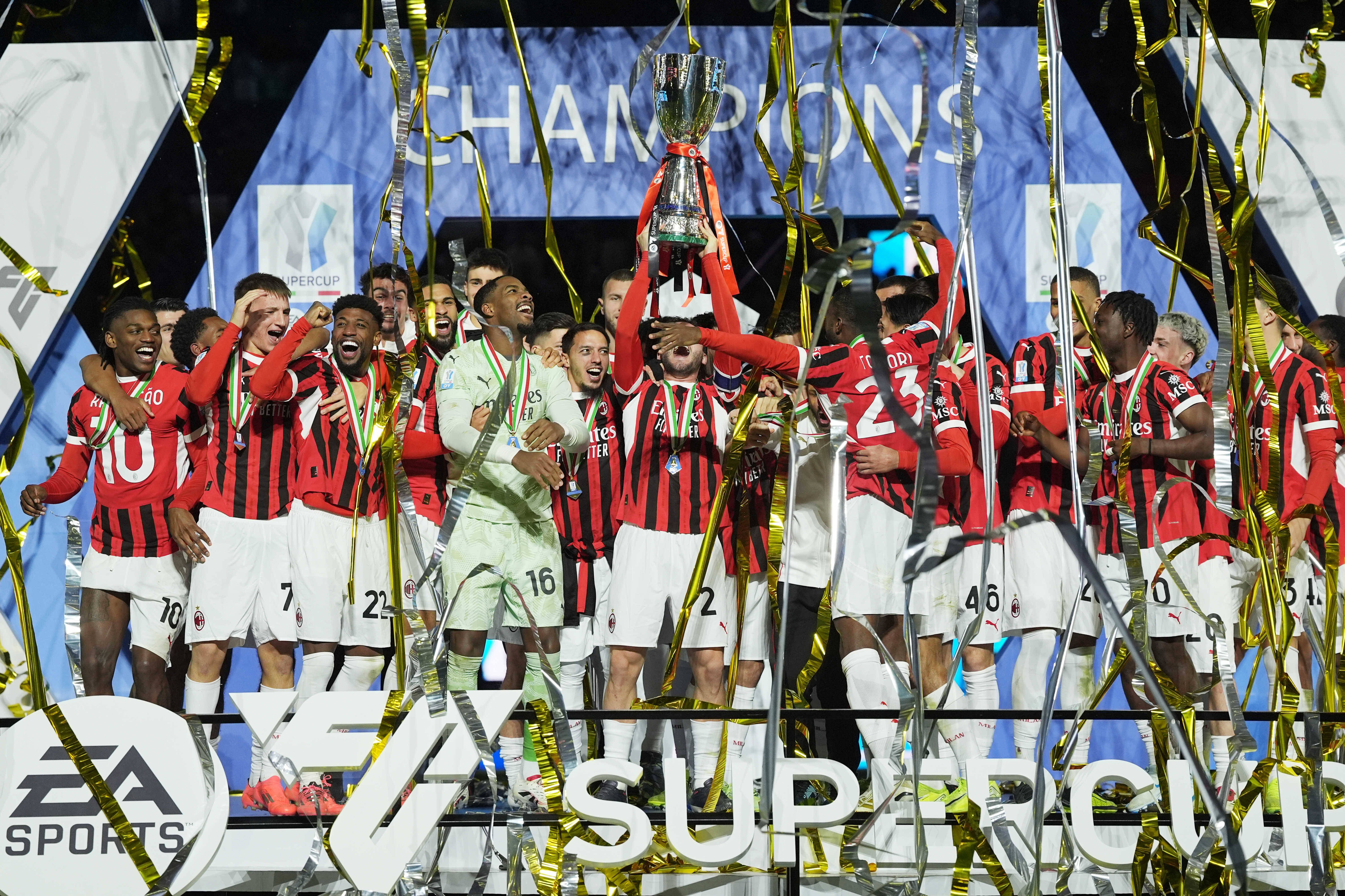 Milan conquista Supertaça graças à magia de Leão e ao dedo de Conceição