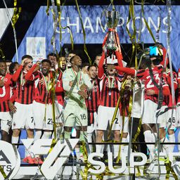 Jogadores do Milan aos saltos após vencerem a Supertaça, que o capitão Davide Calabria levanta