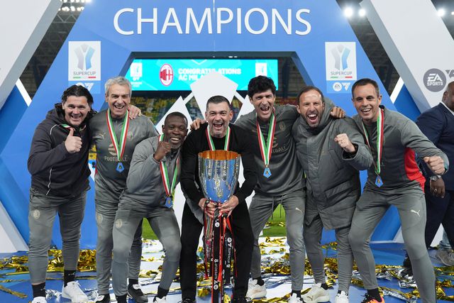 Sérgio conceição festeja conquista da Supertaça com a equipa técnica do Milan