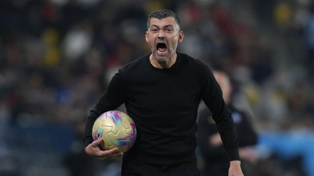 Sérgio Conceição berra com os jogadores do Milan durante a final da Supertaça