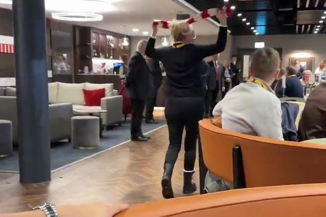 Apostou que a sua equipa perdia 5-0, foi assobiada... mas ganhou uma camisola