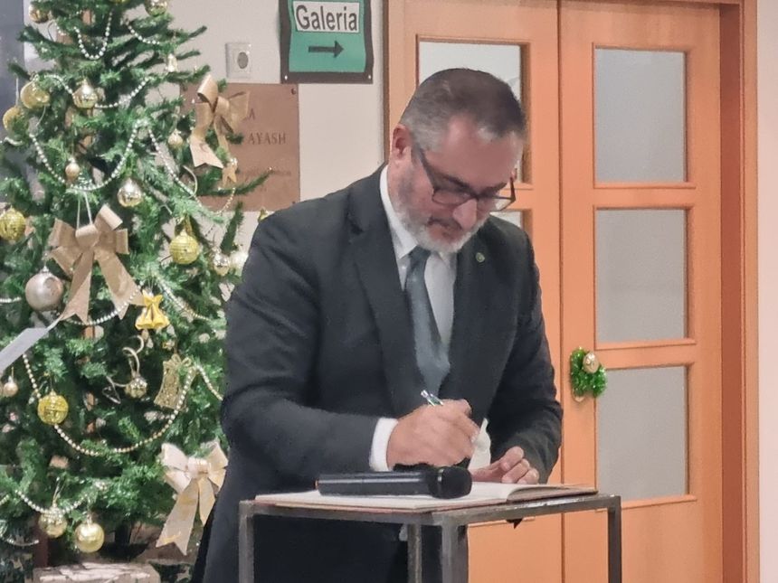 Zeferino Boal a assinar o livro da tomada de posse - Foto: X/Zeferino Boal