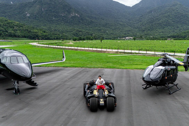 Jato, helicóptero e carro do Batman: a milionária frota de Neymar