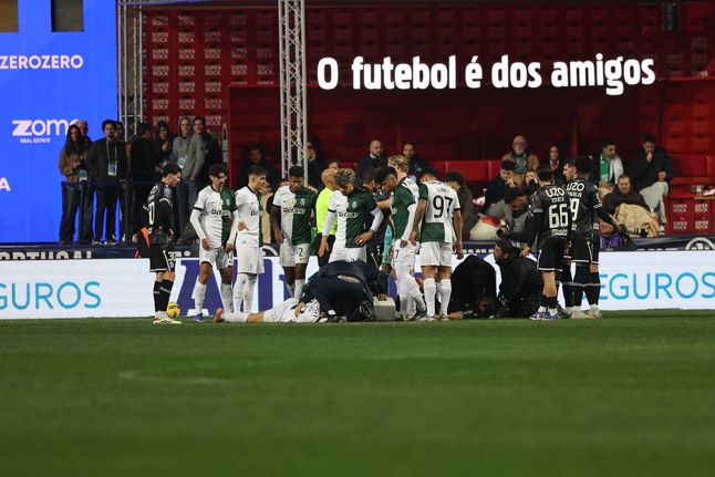 Eduardo Quaresma causou preocupação e teve de sair de maca
