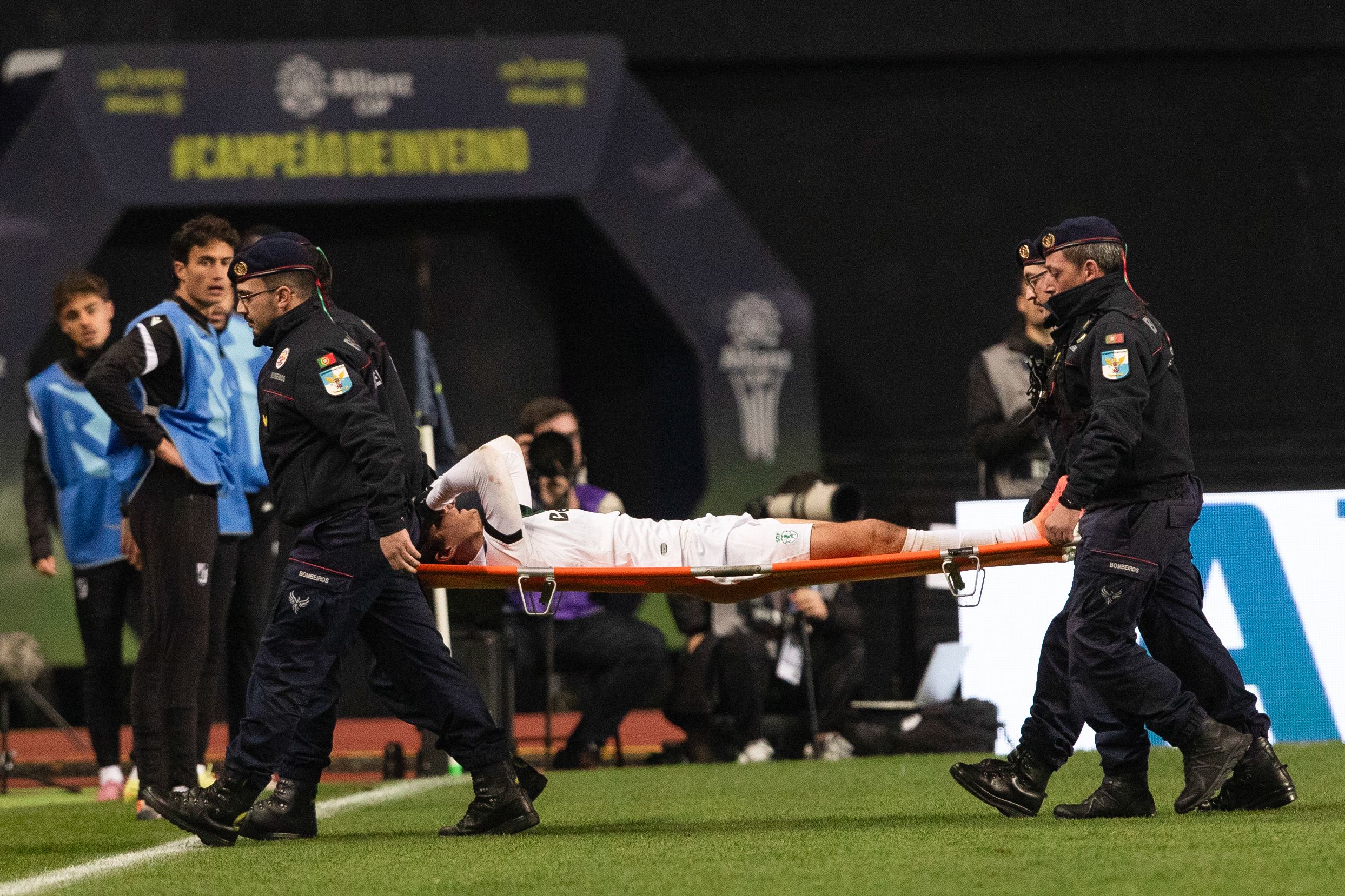 Quaresma foi transportado de maca - Foto: LUSA/PAULO CUNHA