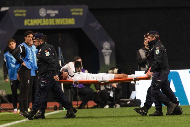 Quaresma foi transportado de maca - Foto: LUSA/PAULO CUNHA