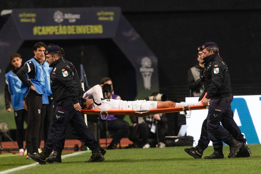 Quaresma foi transportado de maca - Foto: LUSA/PAULO CUNHA