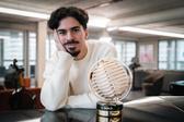 Vitinha com o troféu de A BOLA de Figura do Ano 2025 - Foto: A BOLA