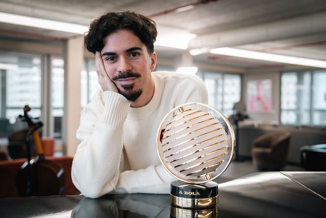 Vitinha com o troféu de A BOLA de Figura do Ano 2025 - Foto: A BOLA